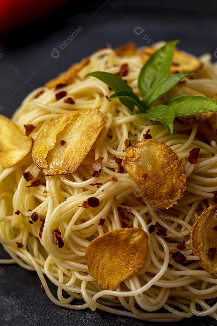 Macarrão espaguete com alho frito e azeite Imagem JPG