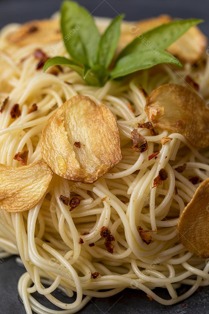 Macarrão espaguete com alho frito e azeite Imagem JPG