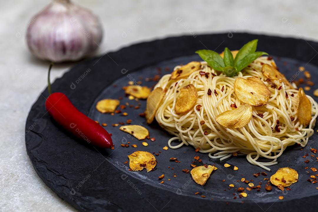 Macarrão espaguete com alho frito e azeite Imagem JPG