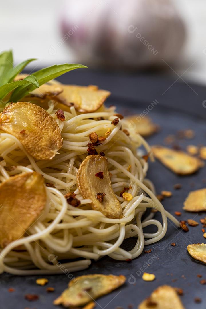 Macarrão espaguete com alho frito e azeite Imagem JPG