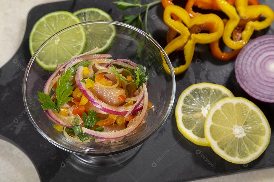 O ceviche peruano é um prato tradicional consumido no Peru Imagem JPG