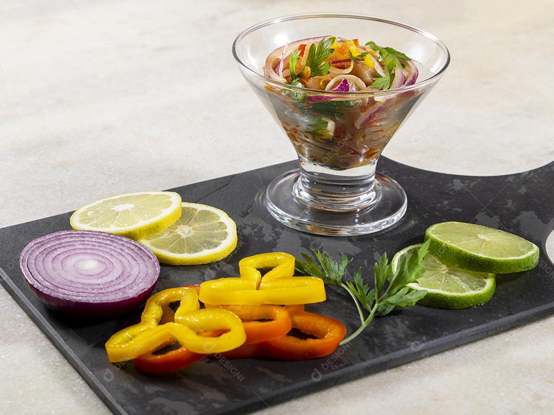 O ceviche peruano é um prato tradicional consumido no Peru Imagem JPG