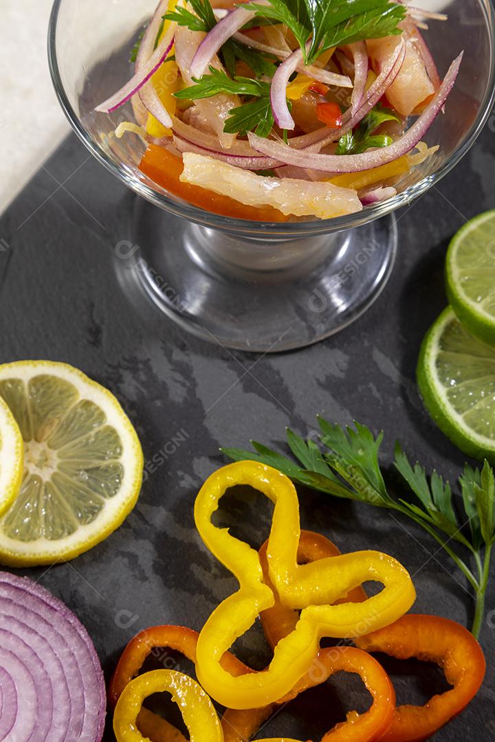 O ceviche peruano é um prato tradicional consumido no Peru Imagem JPG
