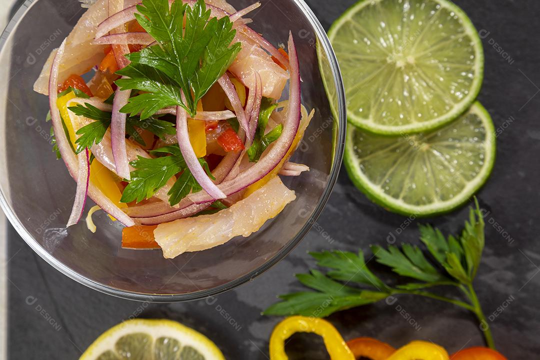 O ceviche peruano é um prato tradicional consumido no Peru Imagem JPG