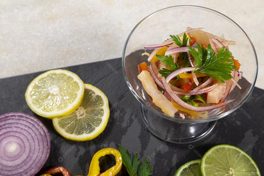 O ceviche peruano é um prato tradicional consumido no Peru Imagem JPG