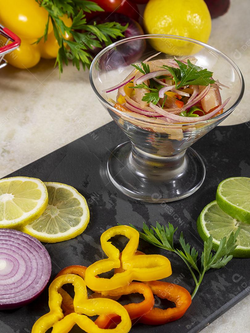 O ceviche peruano é um prato tradicional consumido no Peru Imagem JPG