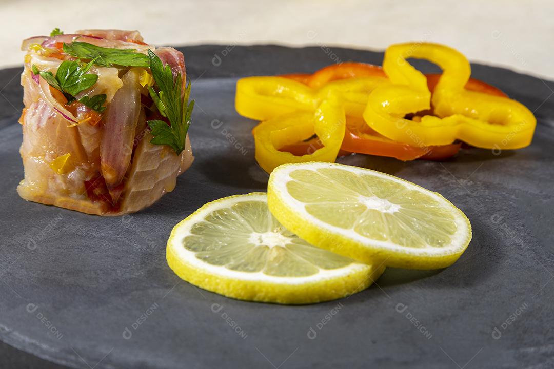 Fotos ceviche peruano é um prato tradicional consumido no Peru