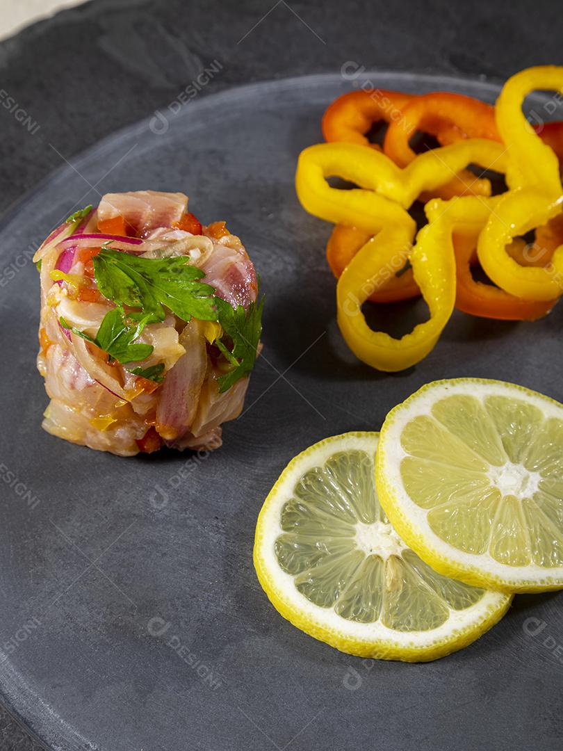 Fotos ceviche peruano é um prato tradicional consumido no Peru