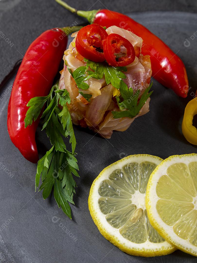 Fotos Prato refrescante de peixe marinado em suco cítrico Dieta e conceito de comida