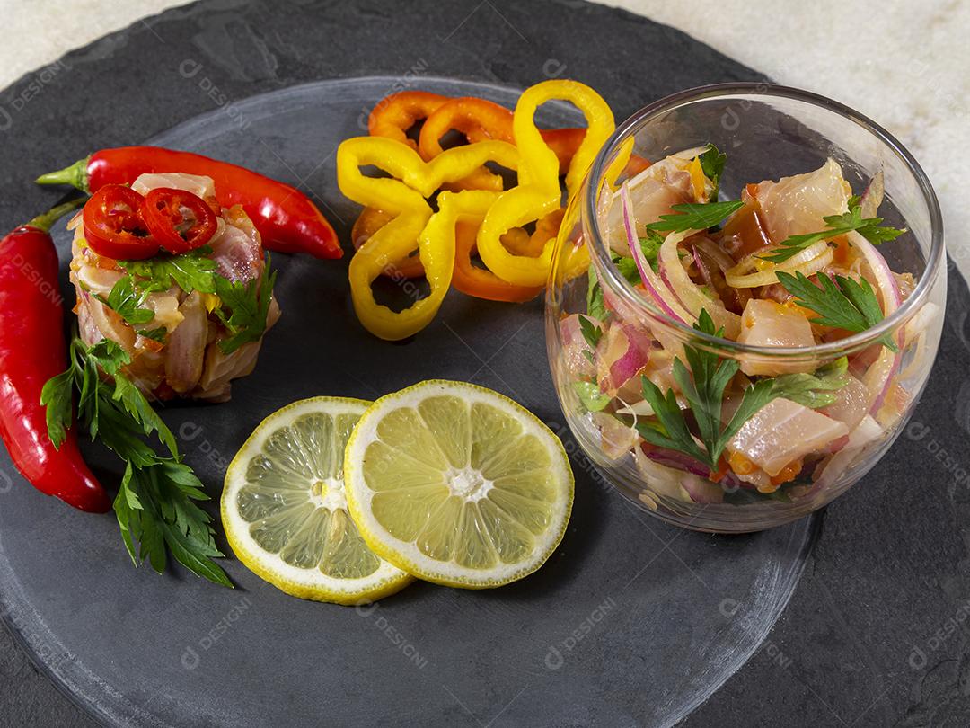 Fotos Prato refrescante de peixe marinado em suco cítrico Dieta e conceito de comida