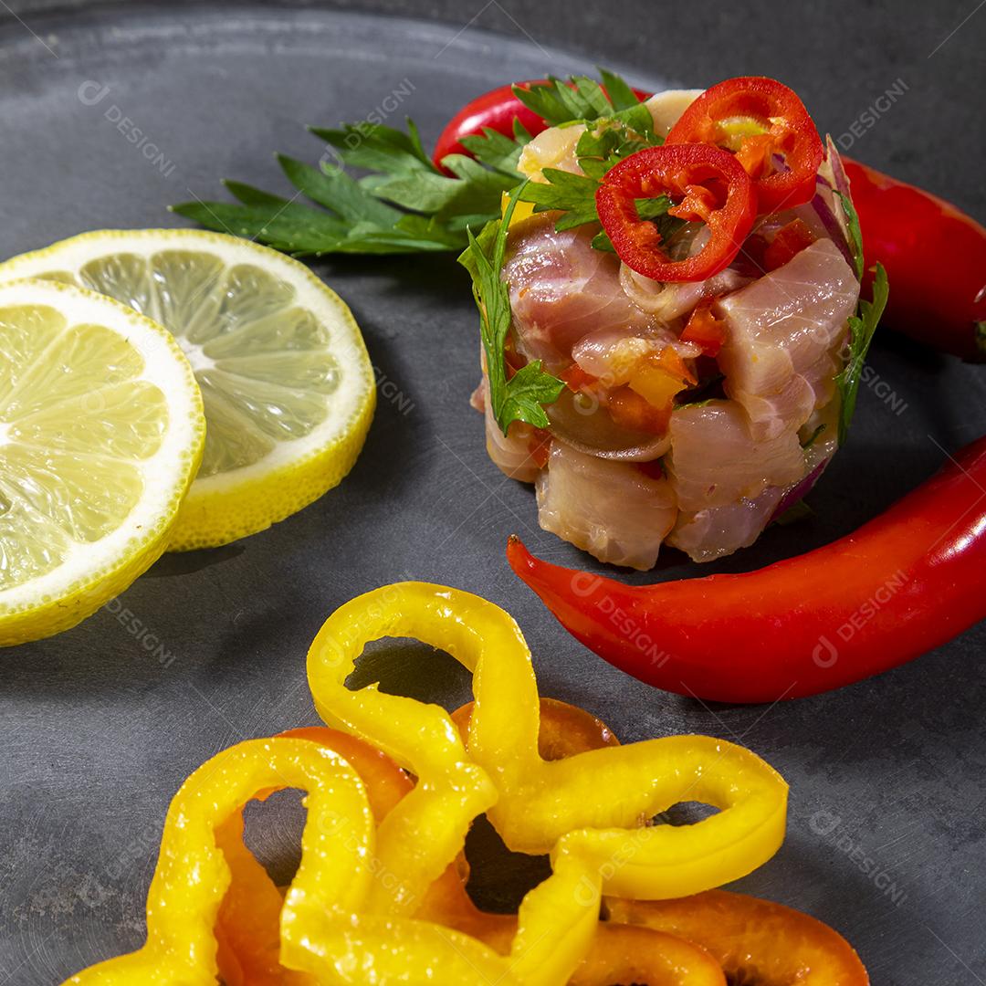 Fotos Prato refrescante de peixe marinado em suco cítrico Dieta e conceito de comida