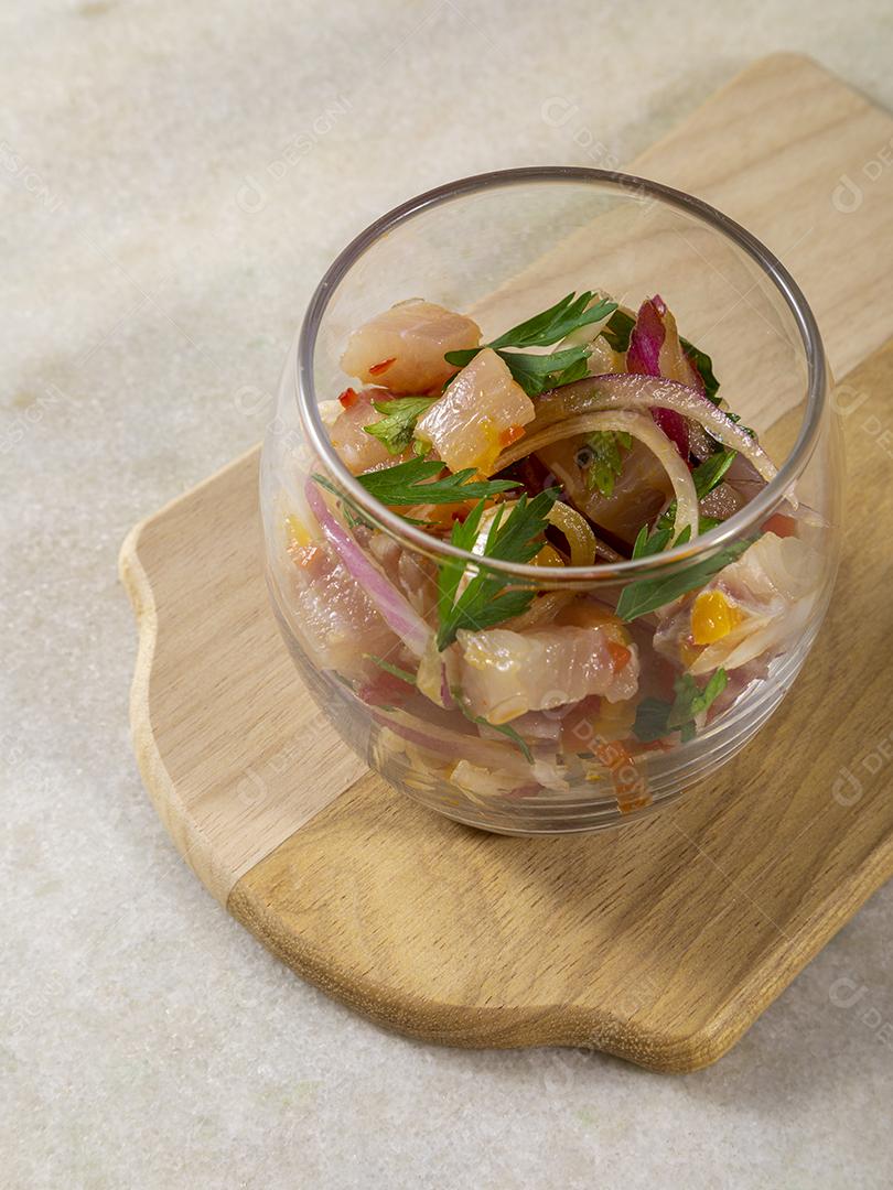 Fotos Prato refrescante de peixe marinado em suco cítrico Dieta e conceito de comida