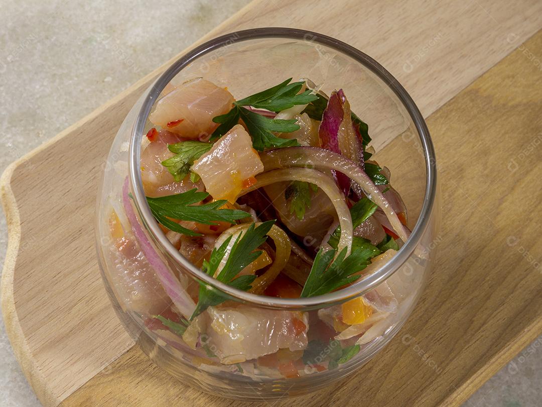 Fotos Prato refrescante de peixe marinado em suco cítrico Dieta e conceito de comida