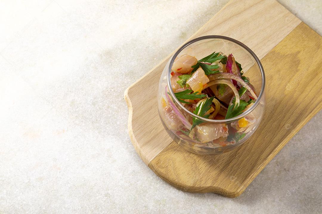 Fotos Prato refrescante de peixe marinado em suco cítrico Dieta e conceito de comida