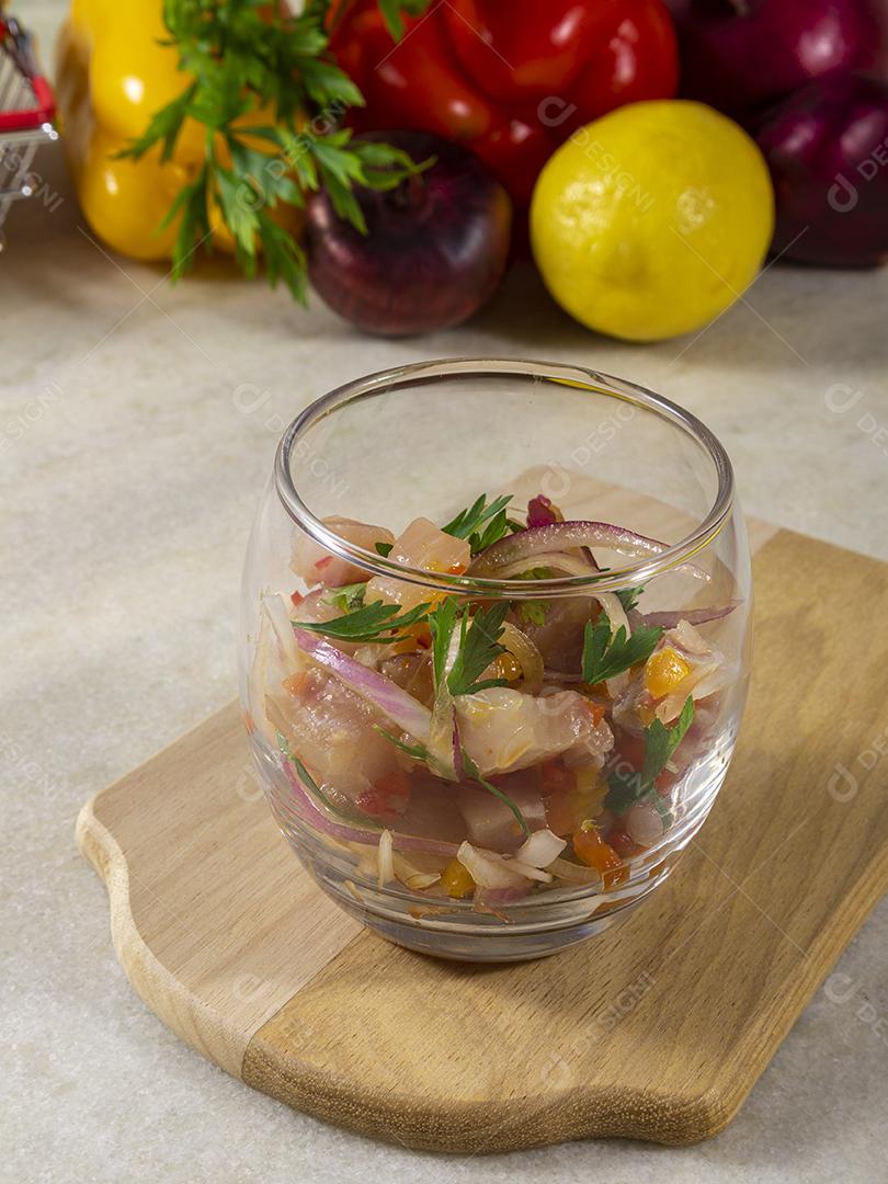 Fotos Prato refrescante de peixe marinado em suco cítrico Dieta e conceito de comida