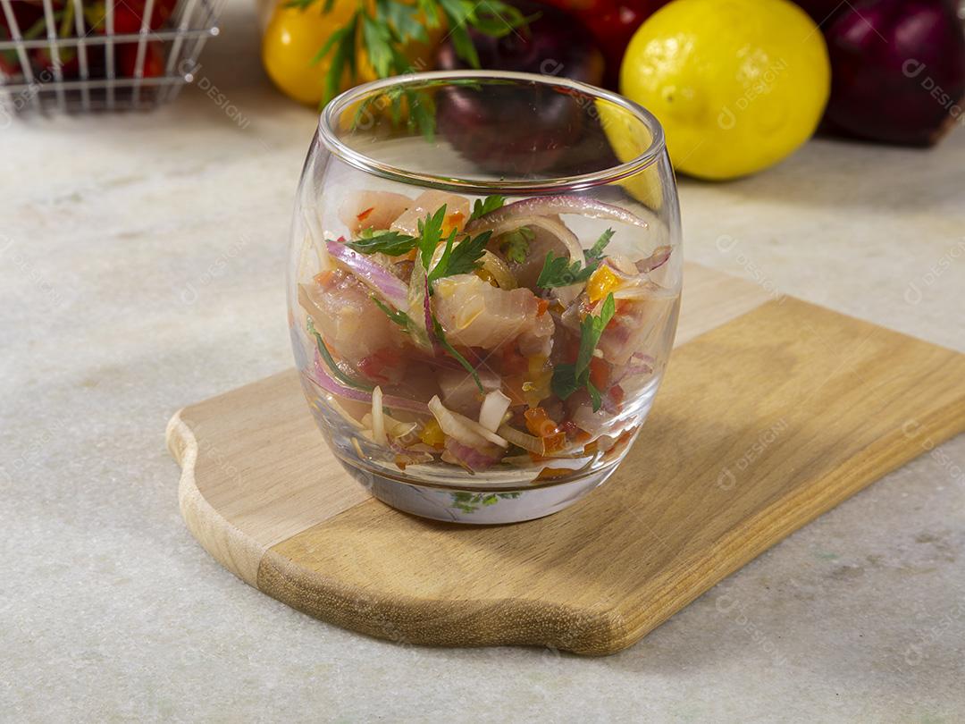 Fotos Prato refrescante de peixe marinado em suco cítrico Dieta e conceito de comida