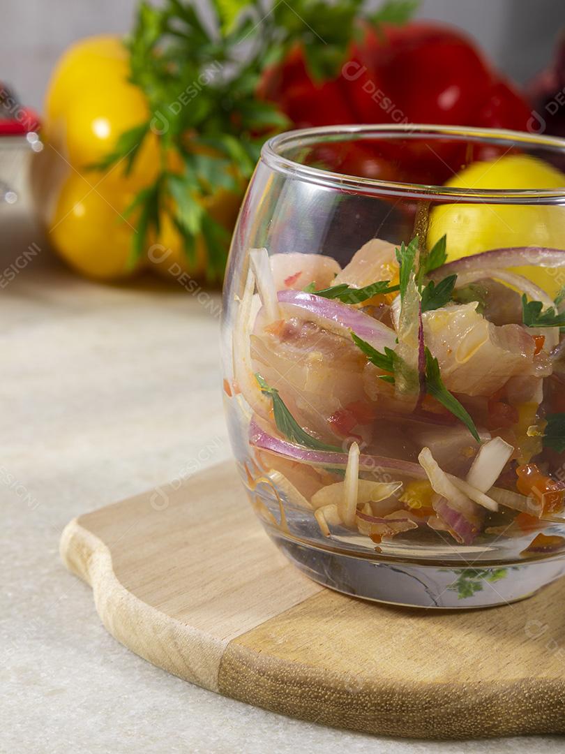 Fotos Prato refrescante de peixe marinado em suco cítrico Dieta e conceito de comida