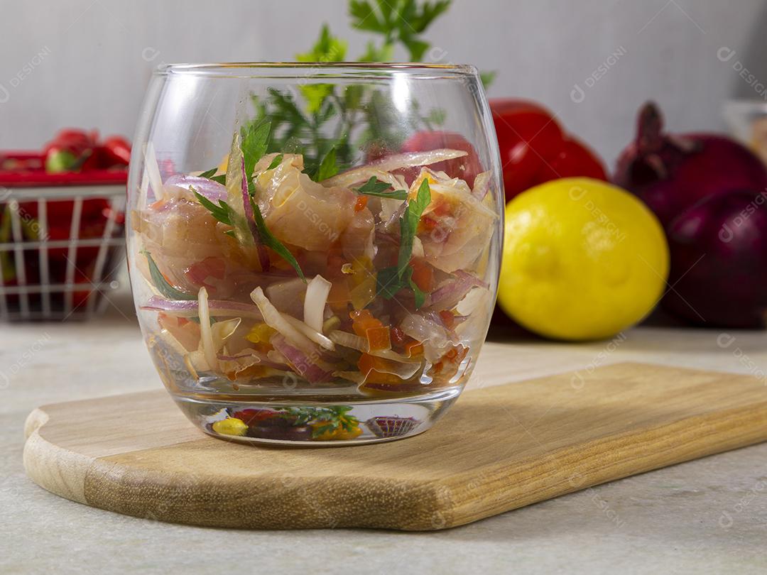 Fotos Prato refrescante de peixe marinado em suco cítrico Dieta e conceito de comida