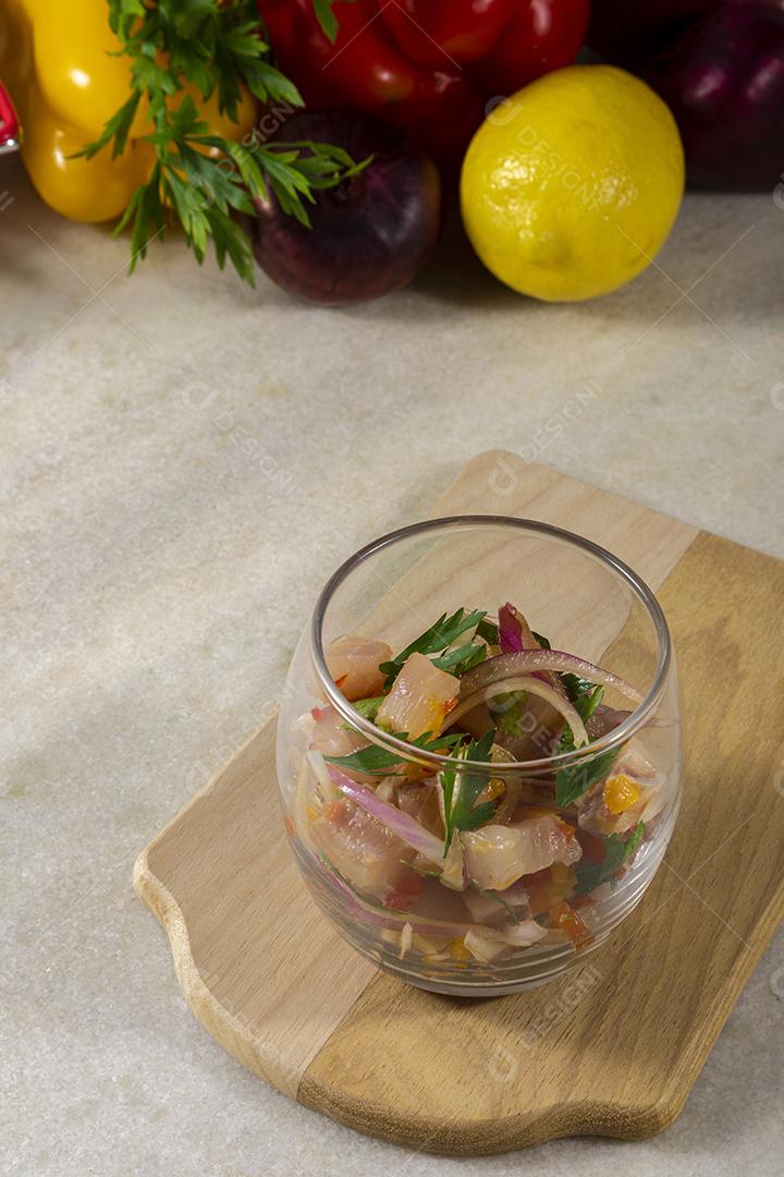 Fotos Prato refrescante de peixe marinado em suco cítrico Dieta e conceito de comida