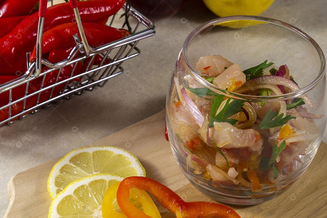 Fotos Prato refrescante de peixe marinado em suco cítrico Dieta e conceito de comida