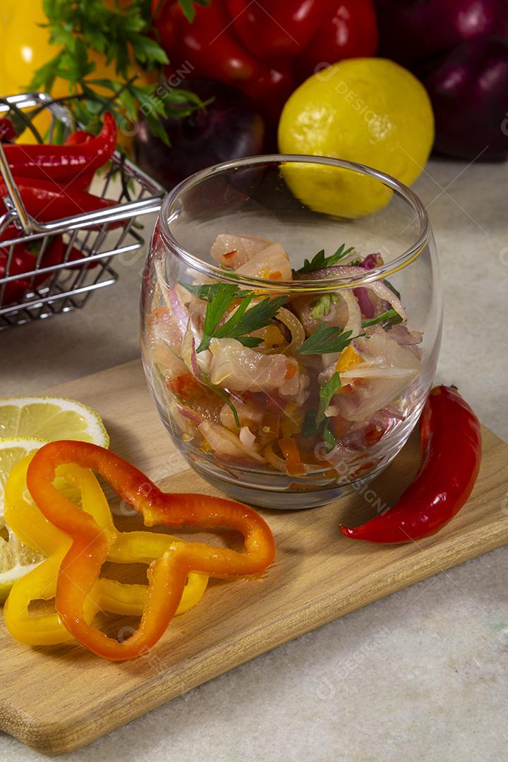 Fotos Prato refrescante de peixe marinado em suco cítrico Dieta e conceito de comida