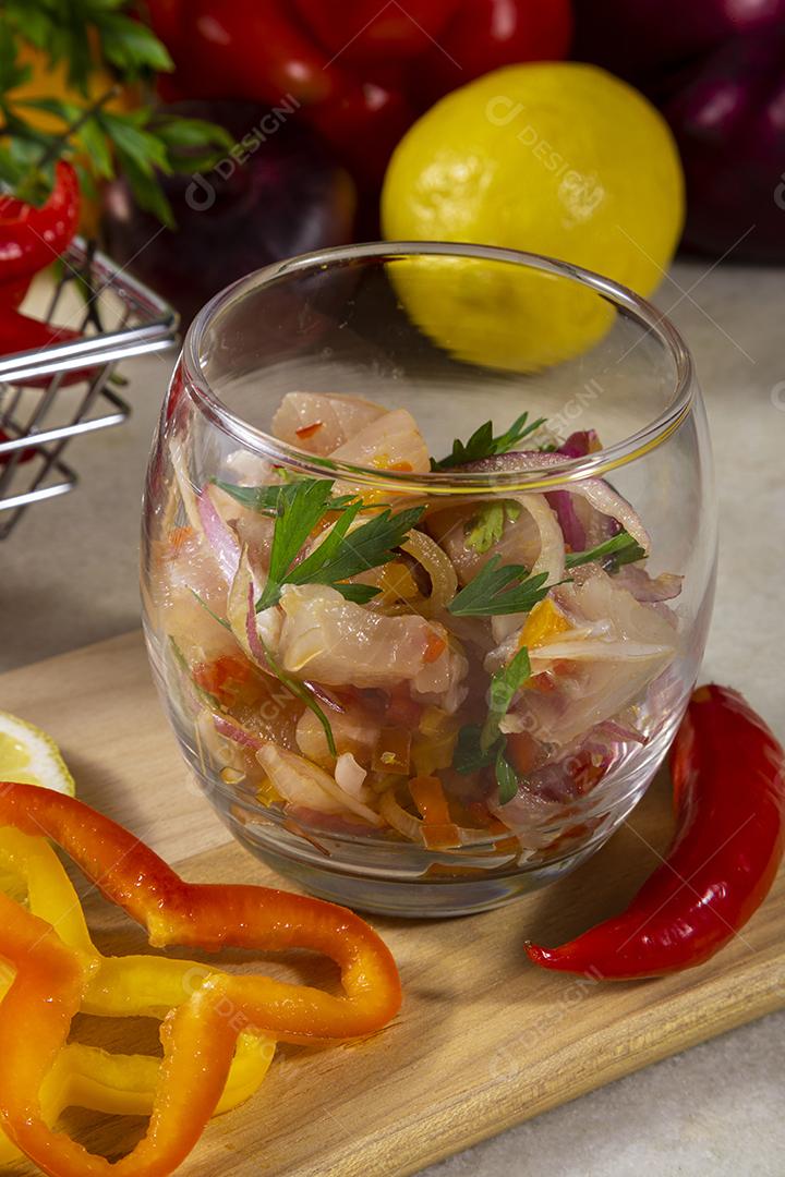 Fotos Prato refrescante de peixe marinado em suco cítrico Dieta e conceito de comida