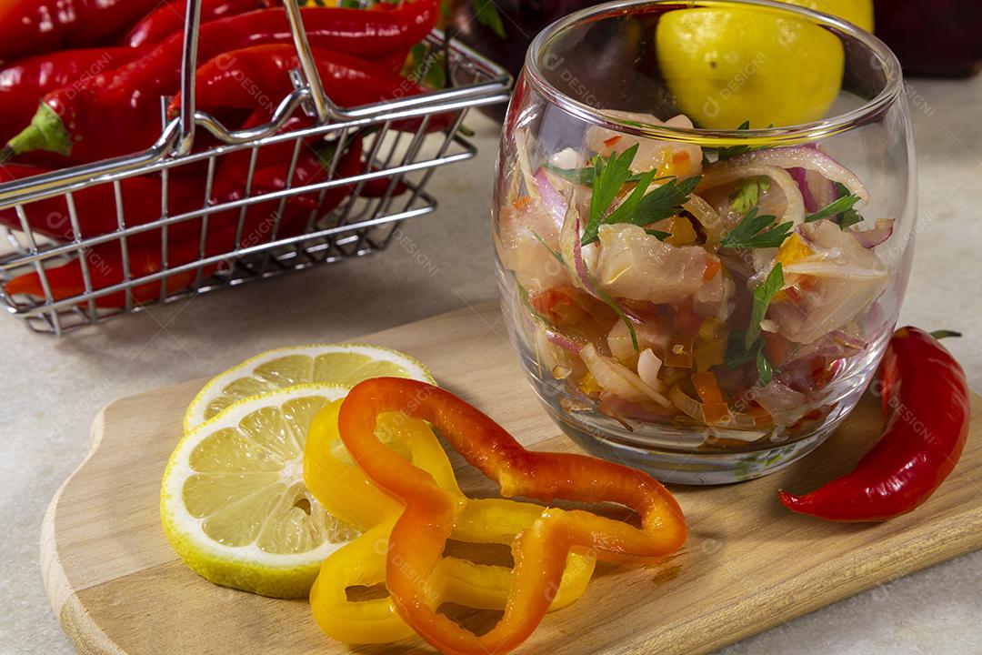 Fotos Prato refrescante de peixe marinado em suco cítrico Dieta e conceito de comida