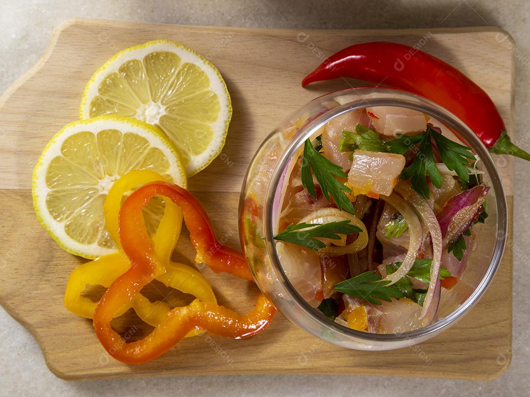 Fotos Prato refrescante de peixe marinado em suco cítrico Dieta e conceito de comida