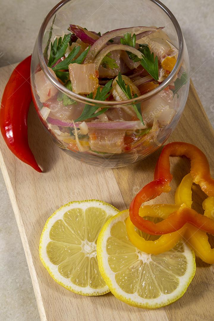 Fotos Prato refrescante de peixe marinado em suco cítrico Dieta e conceito de comida