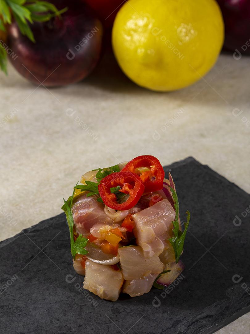 Fotos Prato refrescante de peixe marinado em suco cítrico Dieta e conceito de comida