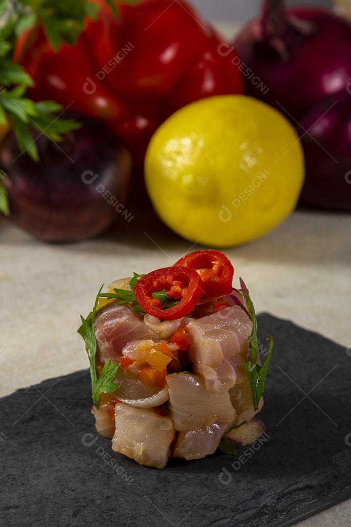 Fotos Prato refrescante de peixe marinado em suco cítrico Dieta e conceito de comida