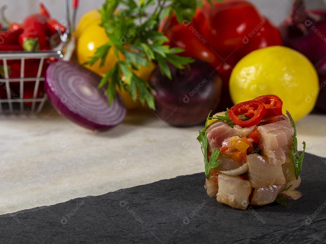 Fotos Prato refrescante de peixe marinado em suco cítrico Dieta e conceito de comida