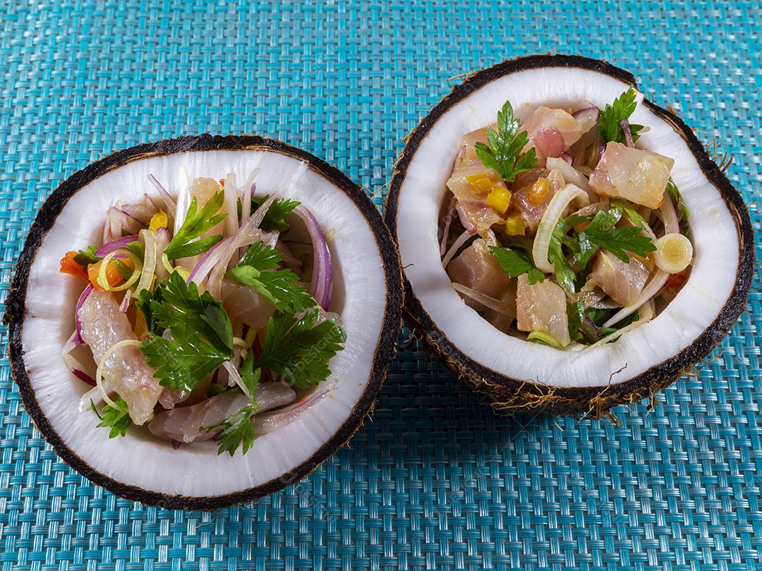 Fotos Prato ceviche aperitivo peixe fresco marinado citrinos frutas tropicais servido taças coco