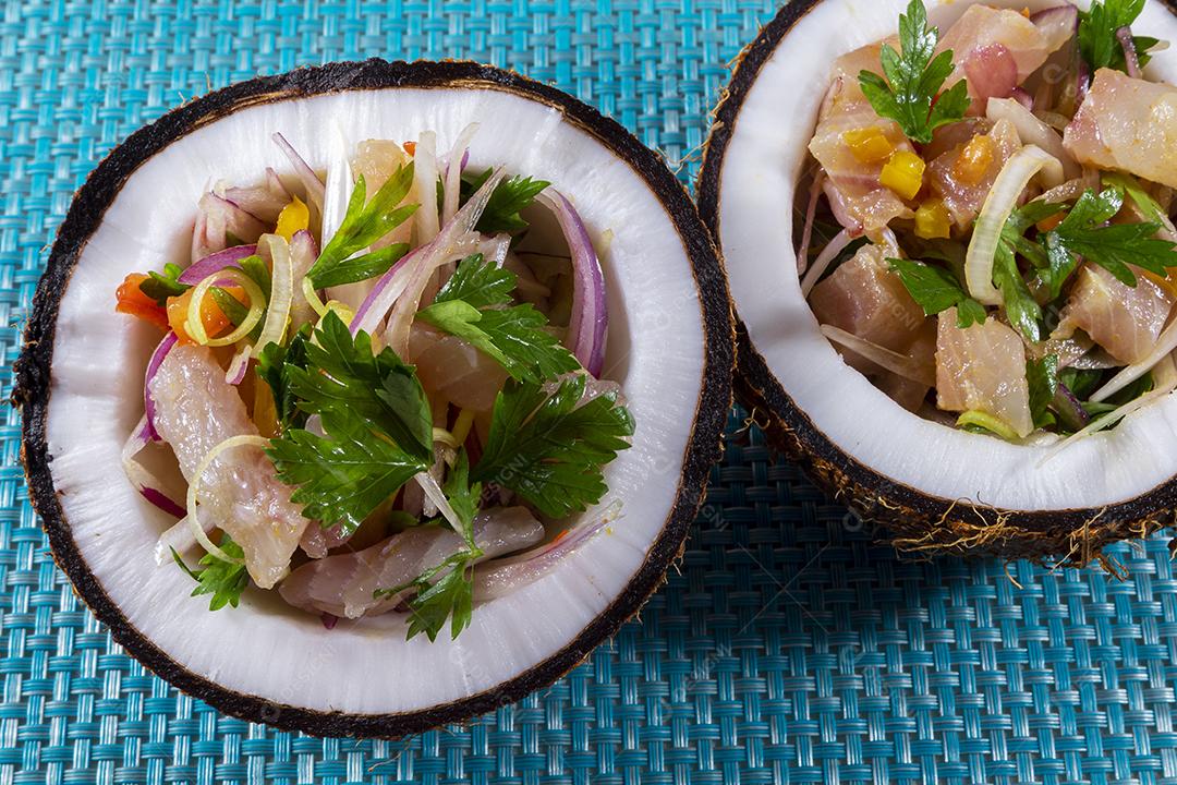 Fotos Prato ceviche aperitivo peixe fresco marinado citrinos frutas tropicais servido taças coco