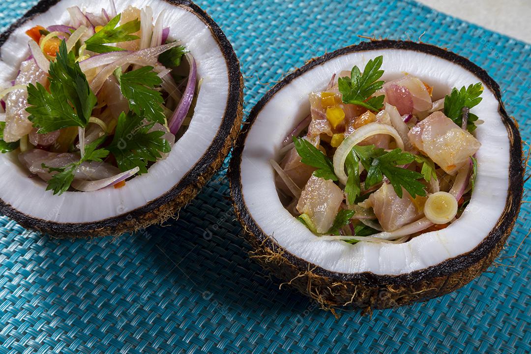 Fotos Prato ceviche aperitivo peixe fresco marinado citrinos frutas tropicais servido taças coco