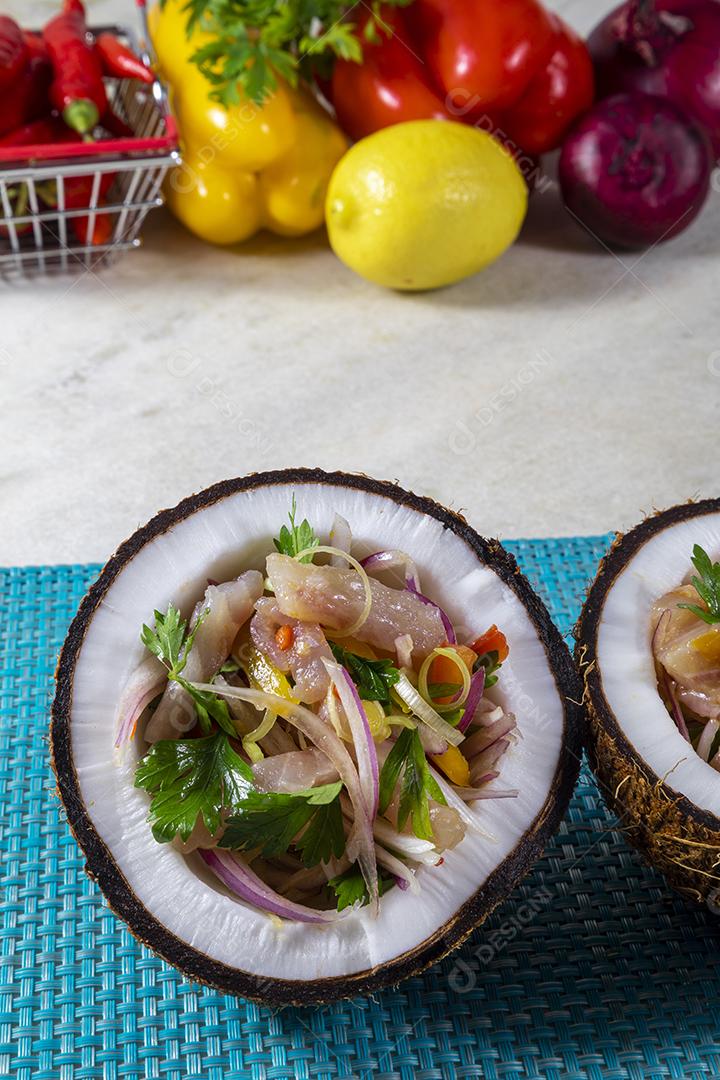 Fotos Prato ceviche aperitivo peixe fresco marinado citrinos frutas tropicais servido taças coco
