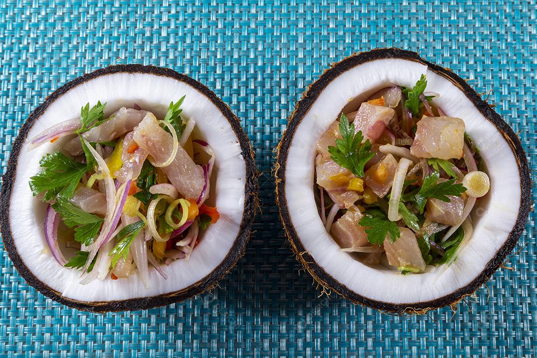 Fotos Prato ceviche aperitivo peixe fresco marinado citrinos frutas tropicais servido taças coco