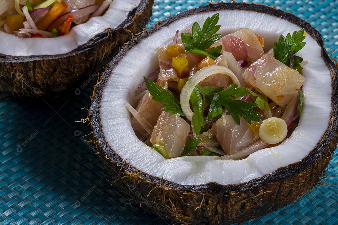 Fotos Prato ceviche aperitivo peixe fresco marinado citrinos frutas tropicais servido taças  coco