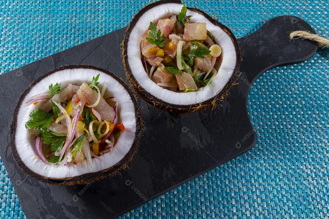Fotos Prato ceviche aperitivo peixe fresco marinado citrinos frutas tropicais servido taças  coco