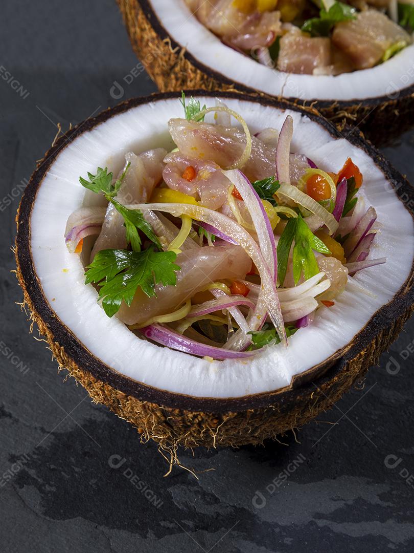 Fotos Prato ceviche aperitivo peixe fresco marinado citrinos frutas tropicais servido taças  coco
