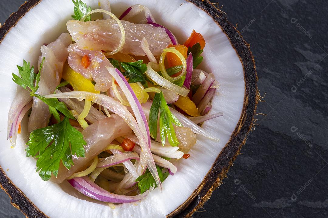 Fotos Prato ceviche aperitivo peixe fresco marinado citrinos frutas tropicais servido taças  coco