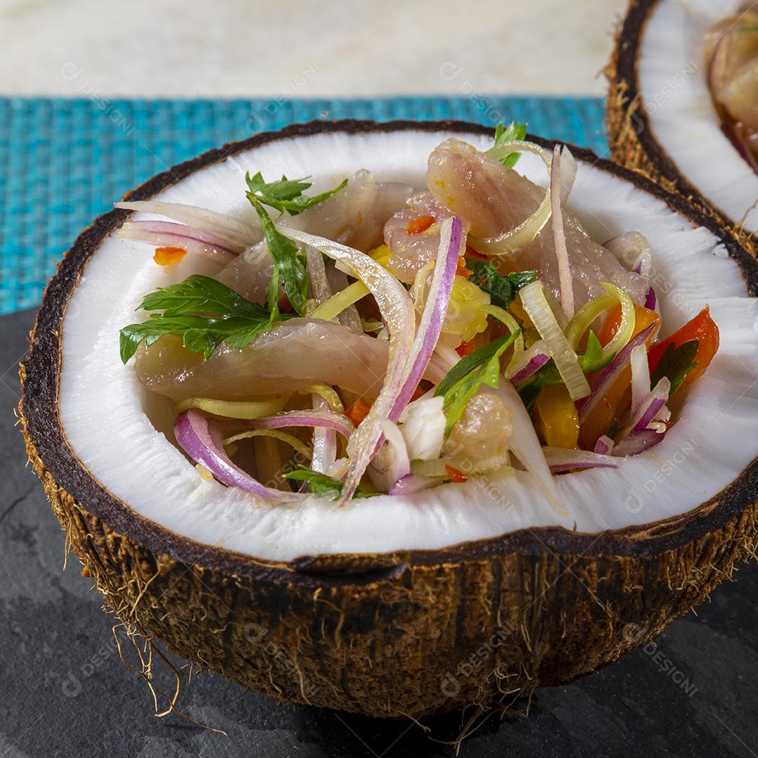 Fotos Prato ceviche aperitivo peixe fresco marinado citrinos frutas tropicais servido taças  coco