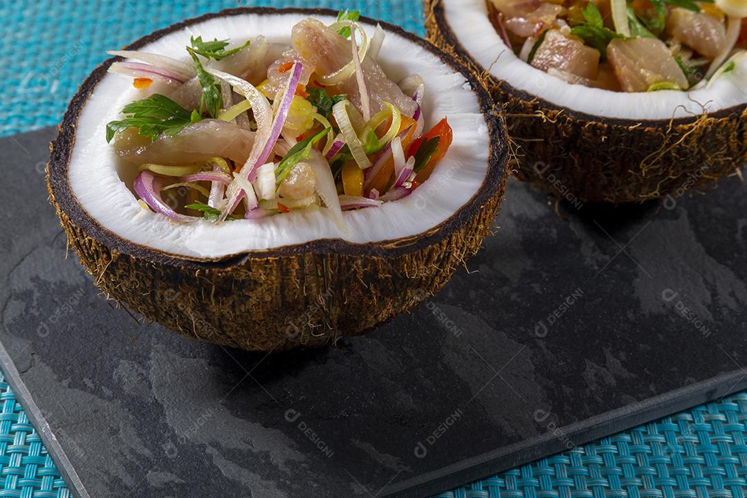 Fotos Prato ceviche aperitivo peixe fresco marinado citrinos frutas tropicais servido taças  coco