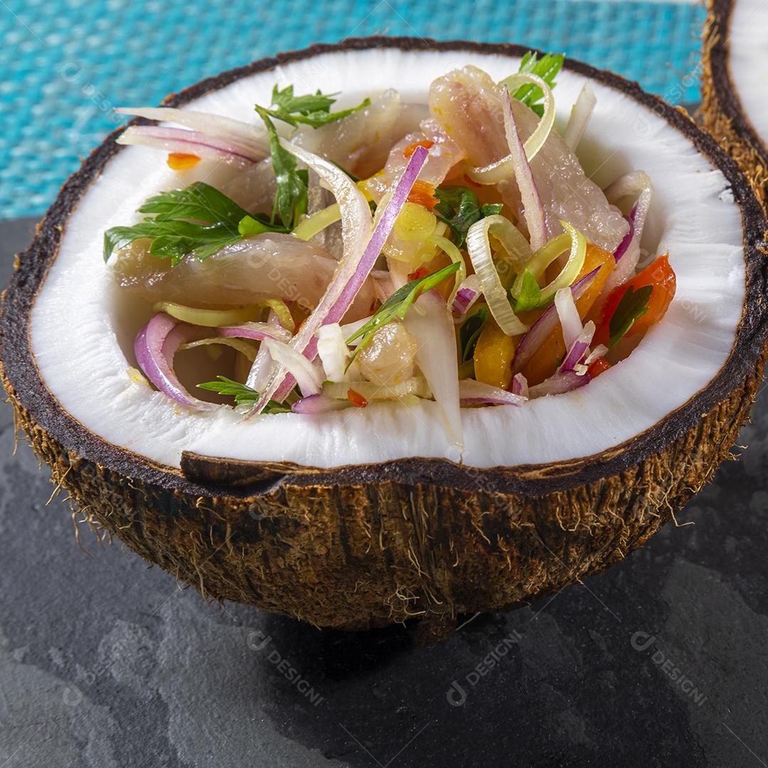 Fotos Prato ceviche aperitivo peixe fresco marinado citrinos frutas tropicais servido taças  coco