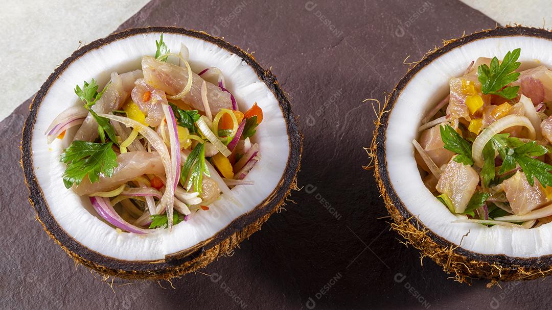 Fotos Prato ceviche aperitivo peixe fresco marinado citrinos frutas tropicais servido taças  coco
