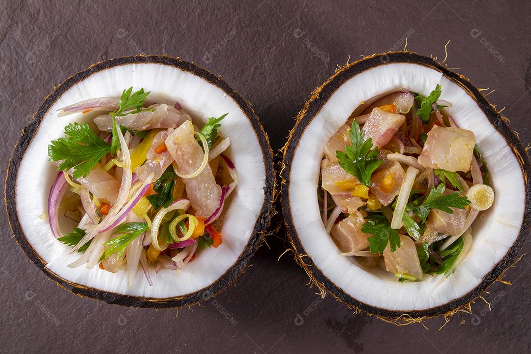 Fotos Prato ceviche aperitivo peixe fresco marinado citrinos frutas tropicais servido taças  coco