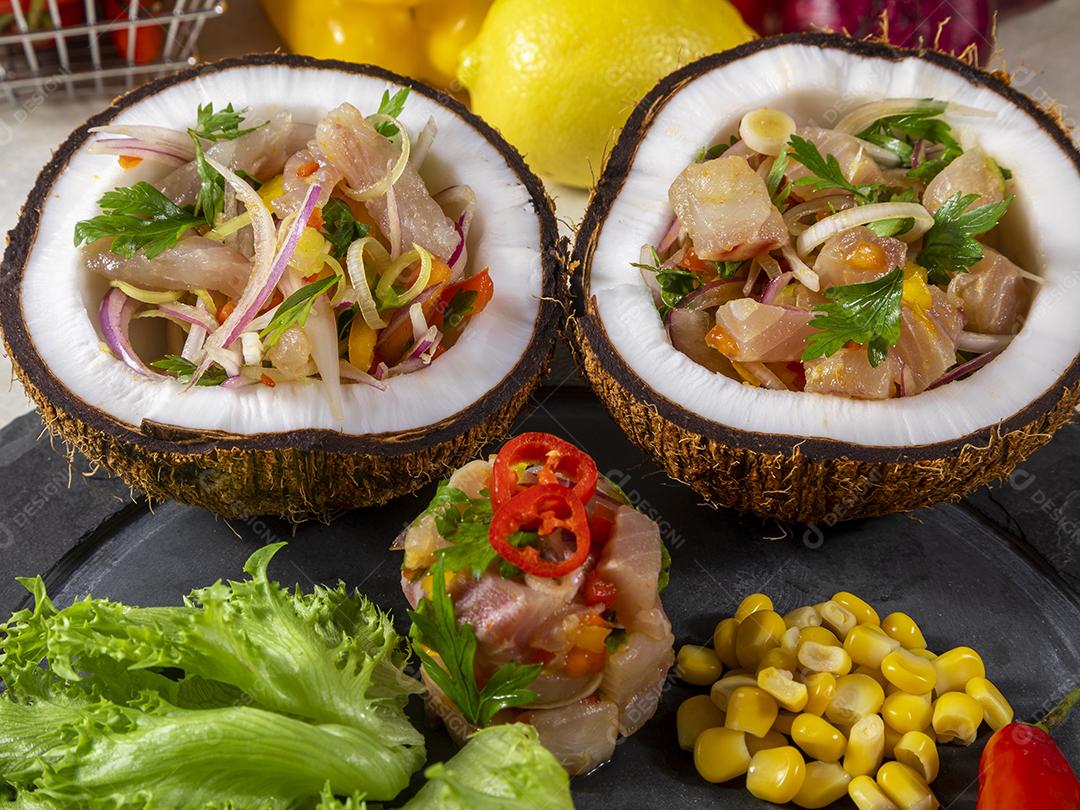 Fotos Prato ceviche aperitivo peixe fresco marinado citrinos frutas tropicais servido taças  coco