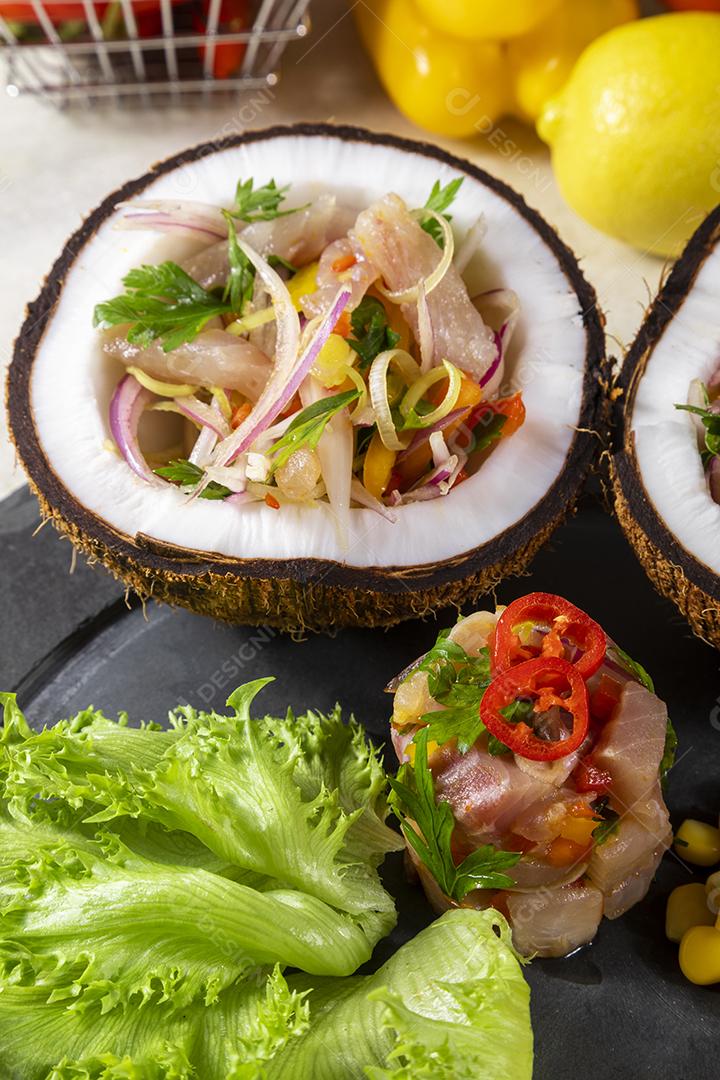 Fotos Prato ceviche aperitivo peixe fresco marinado citrinos frutas tropicais servido taças  coco