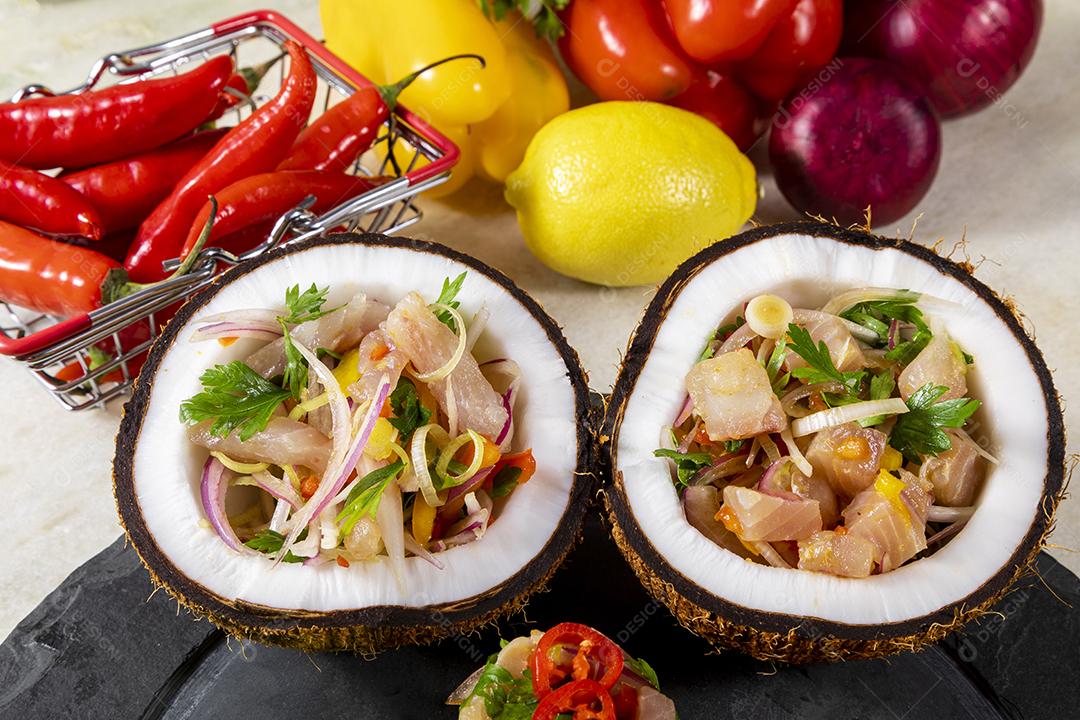 Fotos Prato ceviche aperitivo peixe fresco marinado citrinos frutas tropicais servido taças  coco