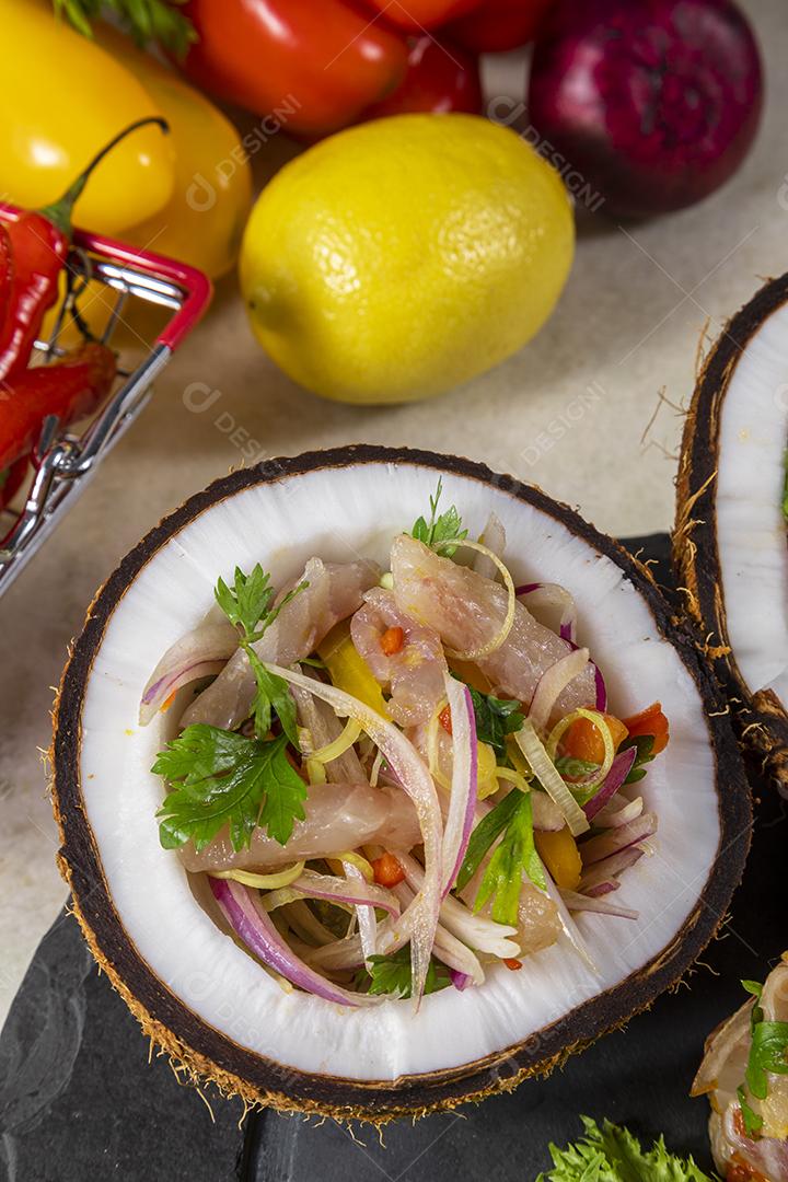 Fotos Prato ceviche aperitivo peixe fresco marinado citrinos frutas tropicais servido taças  coco